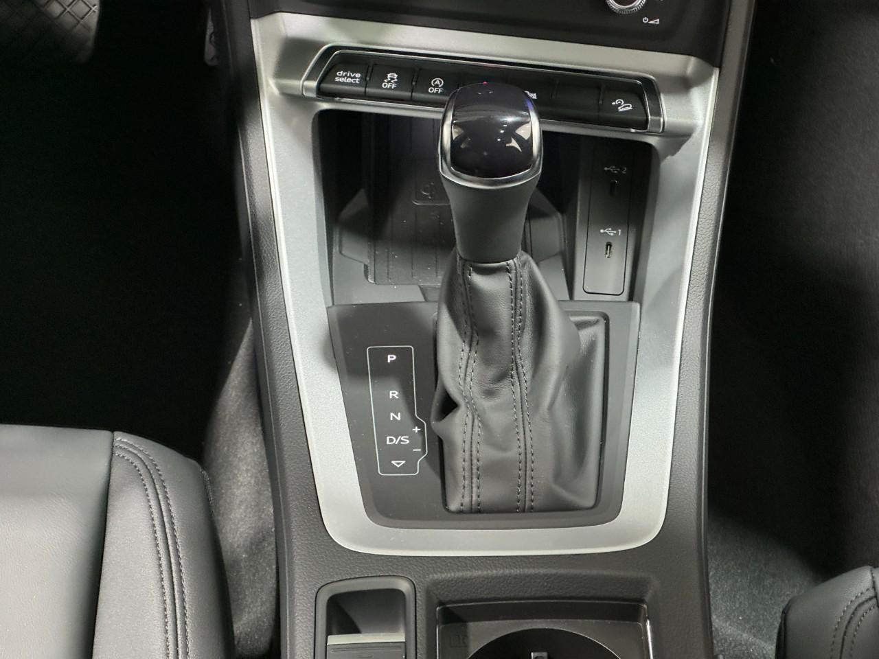 Audi Q3 Vehicle Full-screen Gallery Image 16