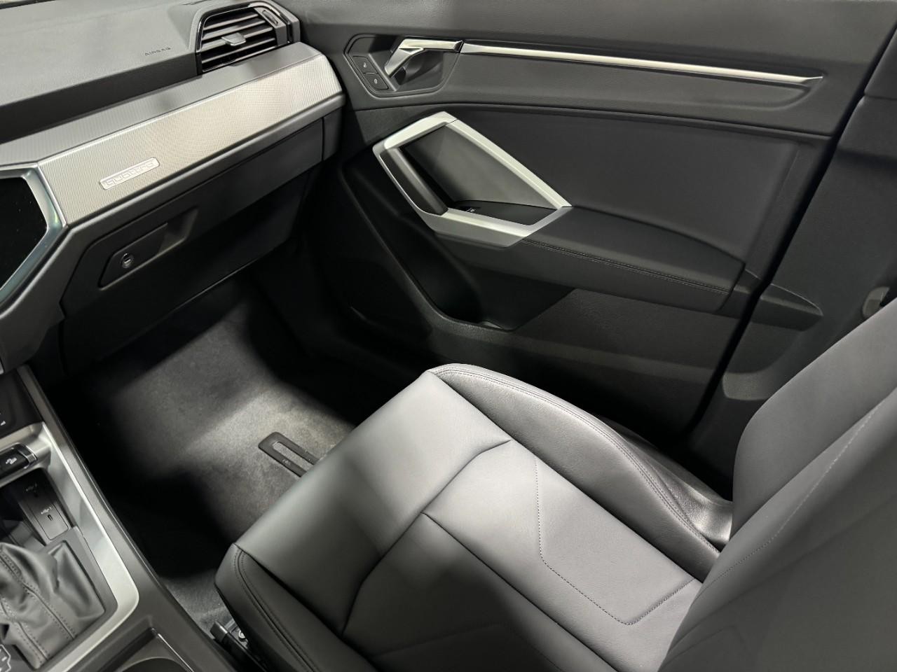 Audi Q3 Vehicle Full-screen Gallery Image 17