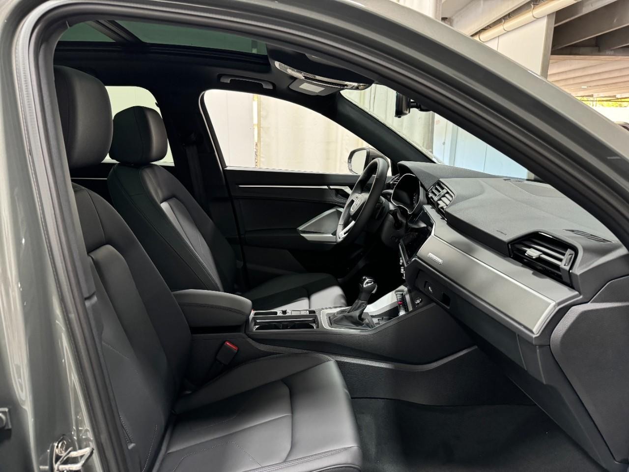 Audi Q3 Vehicle Full-screen Gallery Image 18