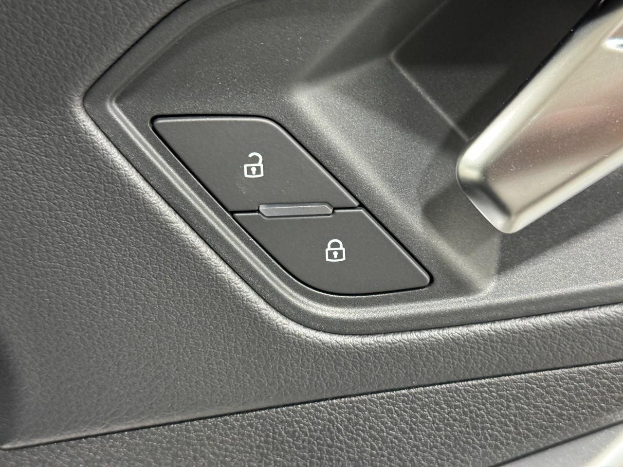 Audi Q3 Vehicle Full-screen Gallery Image 21