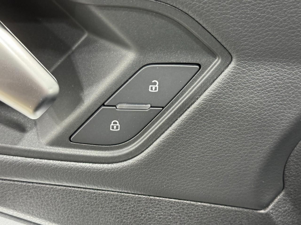 Audi Q3 Vehicle Full-screen Gallery Image 23