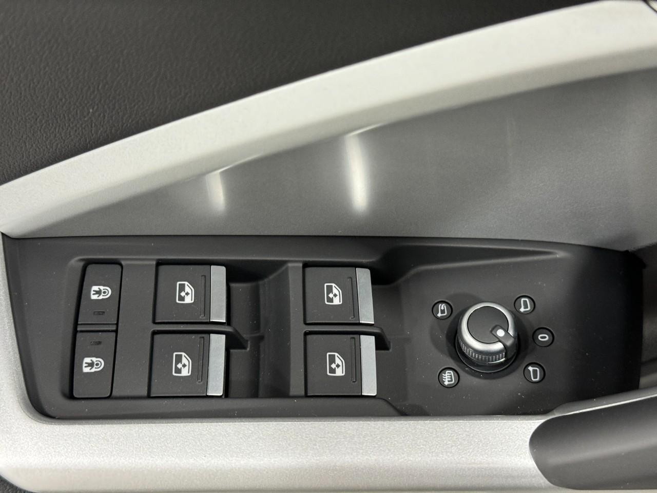 Audi Q3 Vehicle Full-screen Gallery Image 24