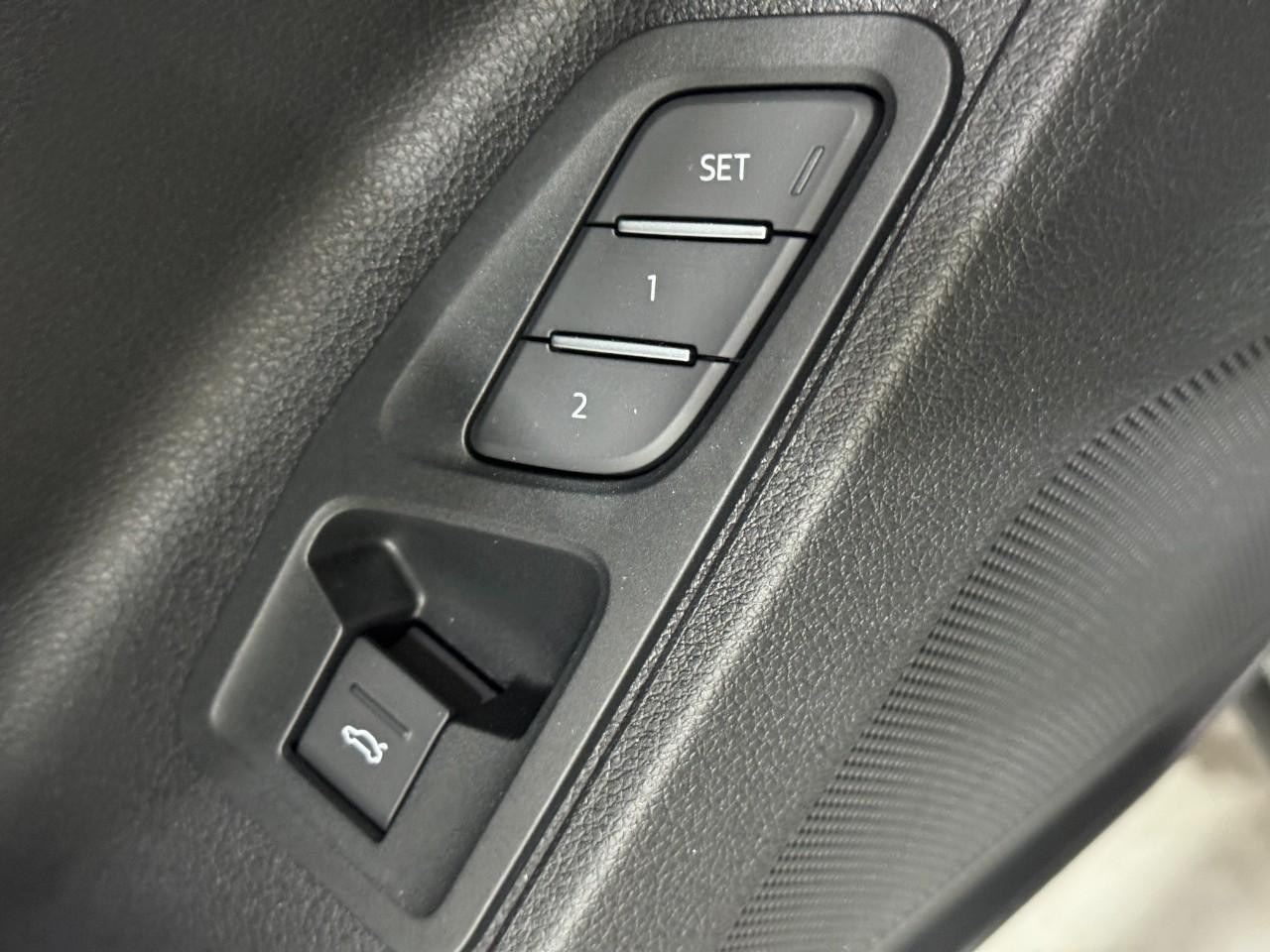 Audi Q3 Vehicle Full-screen Gallery Image 25