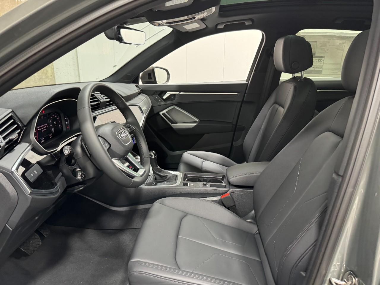 Audi Q3 Vehicle Full-screen Gallery Image 26