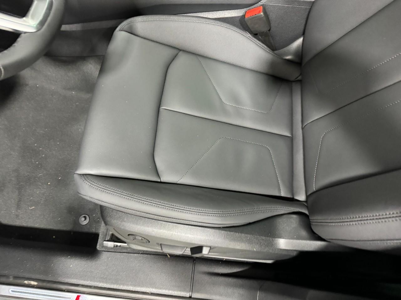 Audi Q3 Vehicle Full-screen Gallery Image 27