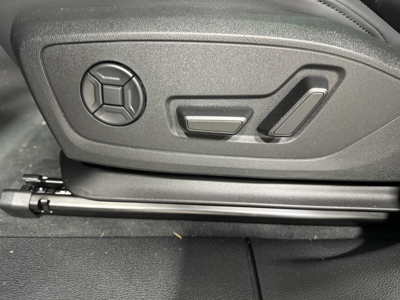 Audi Q3 Vehicle Full-screen Gallery Image 28