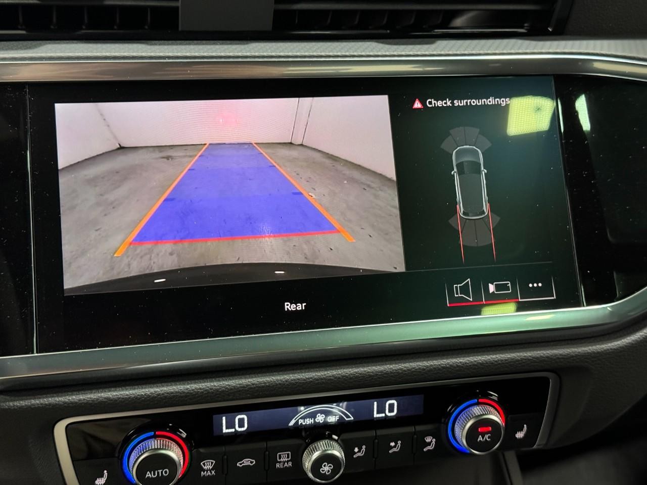 Audi Q3 Vehicle Full-screen Gallery Image 34