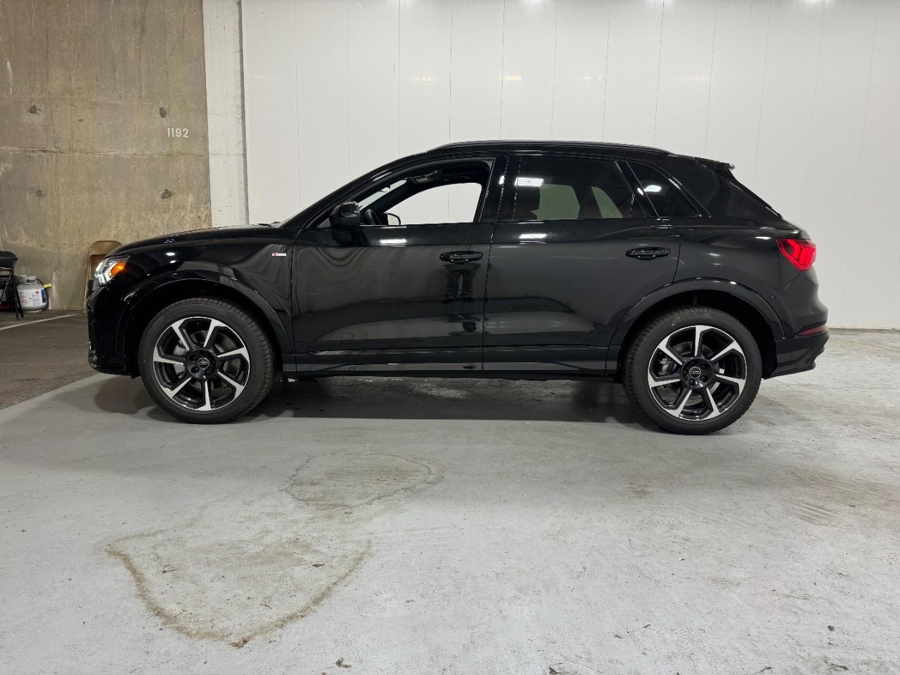 Audi Q3 Vehicle Full-screen Gallery Image 2