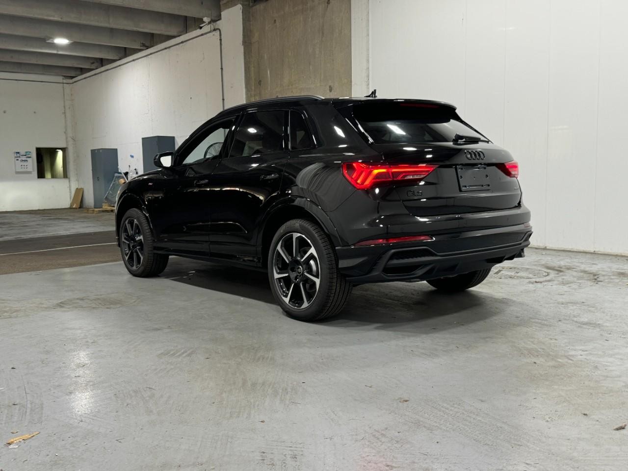 Audi Q3 Vehicle Full-screen Gallery Image 3