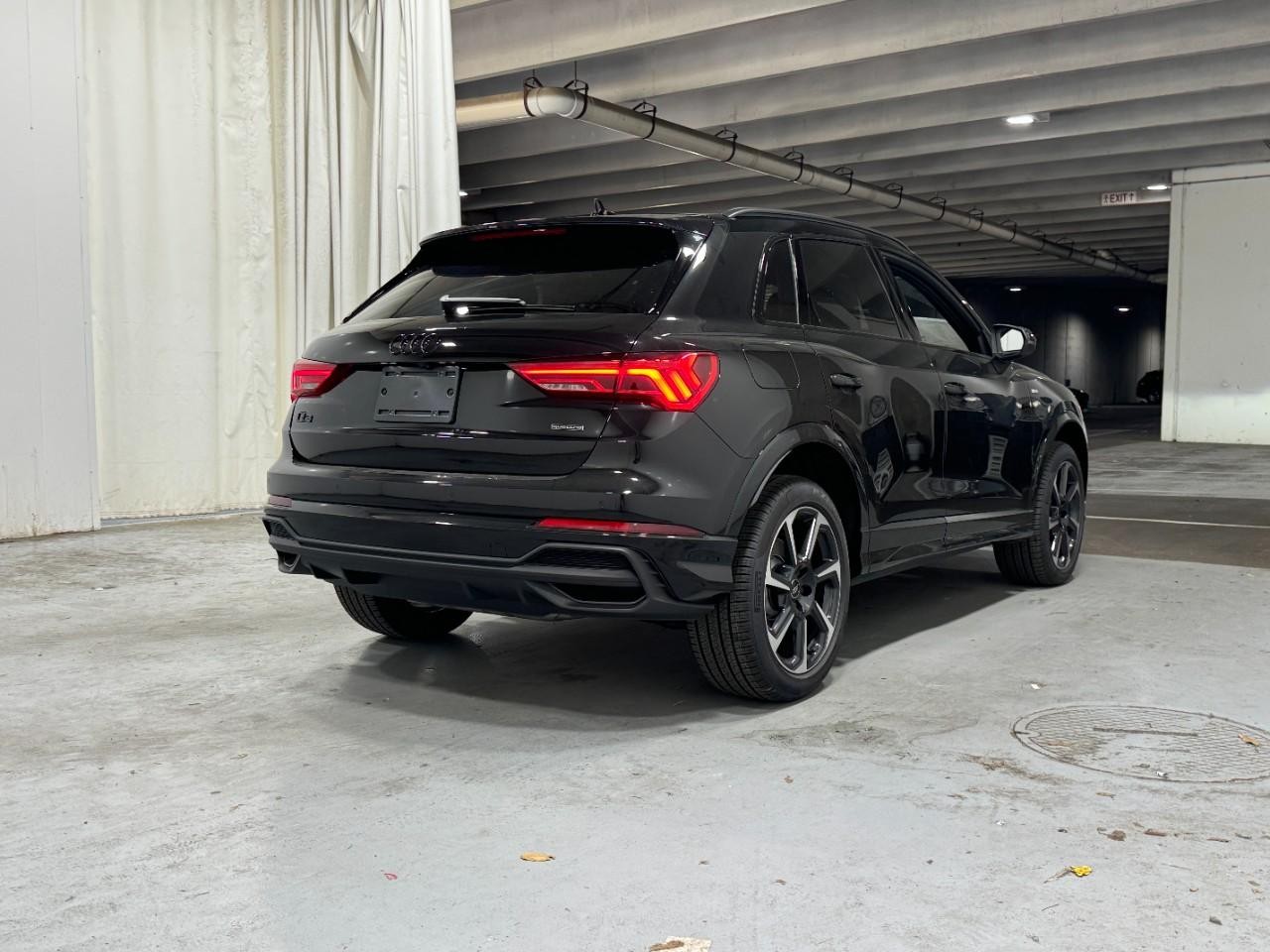 Audi Q3 Vehicle Full-screen Gallery Image 4