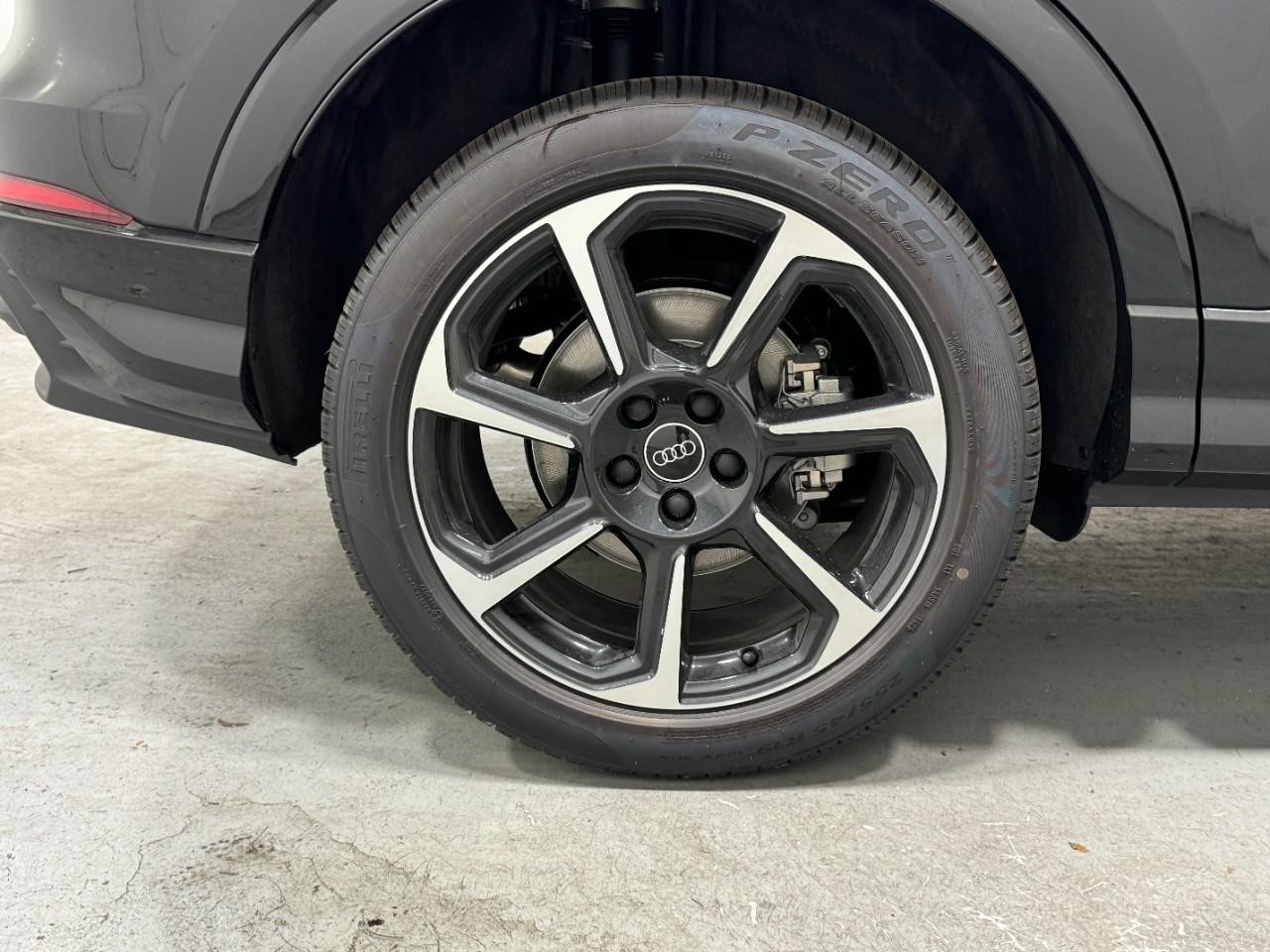 Audi Q3 Vehicle Full-screen Gallery Image 5