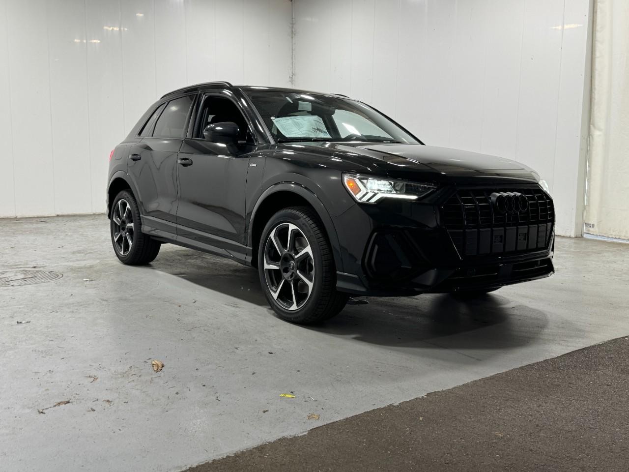Audi Q3 Vehicle Full-screen Gallery Image 6