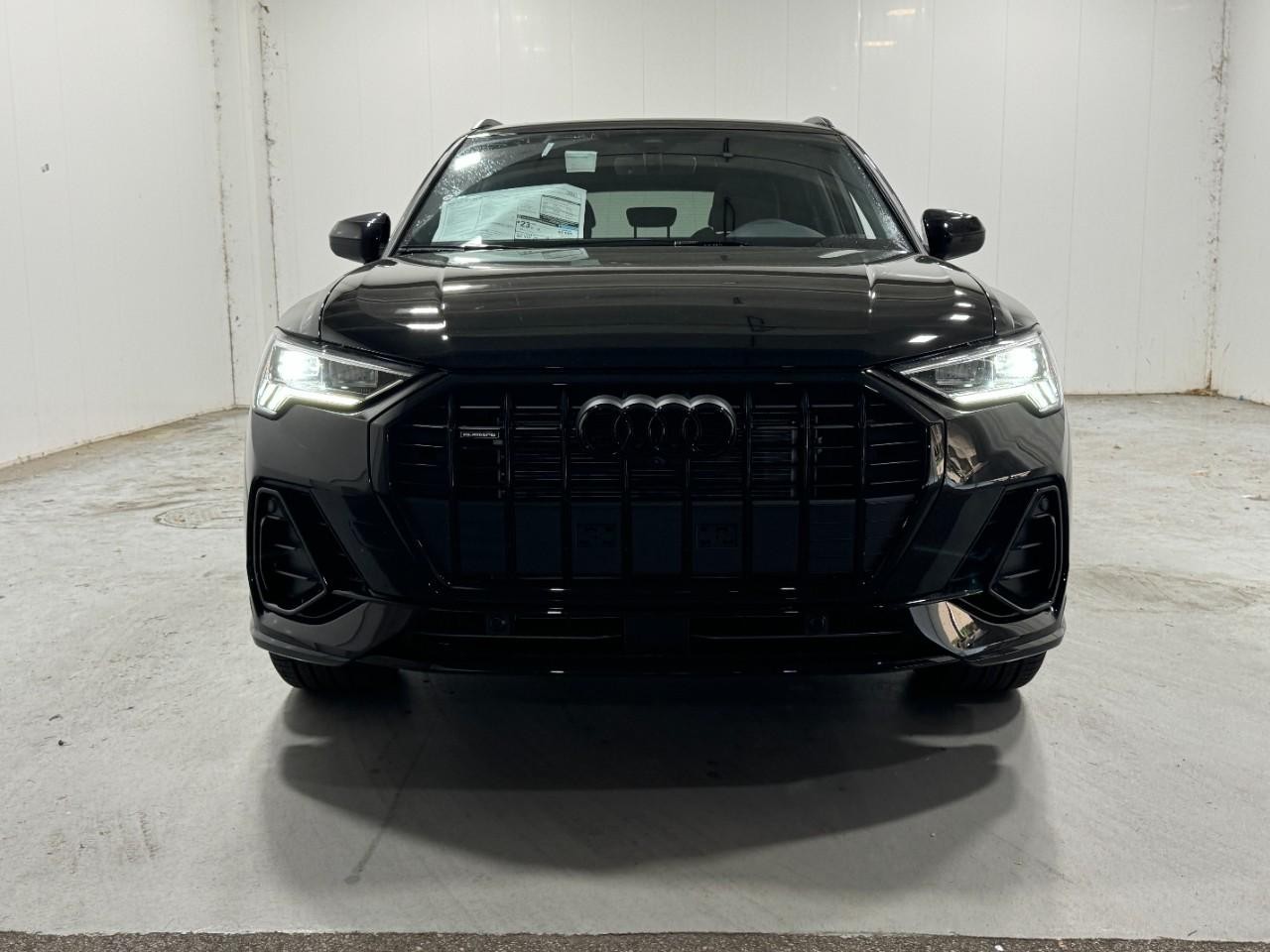 Audi Q3 Vehicle Full-screen Gallery Image 7