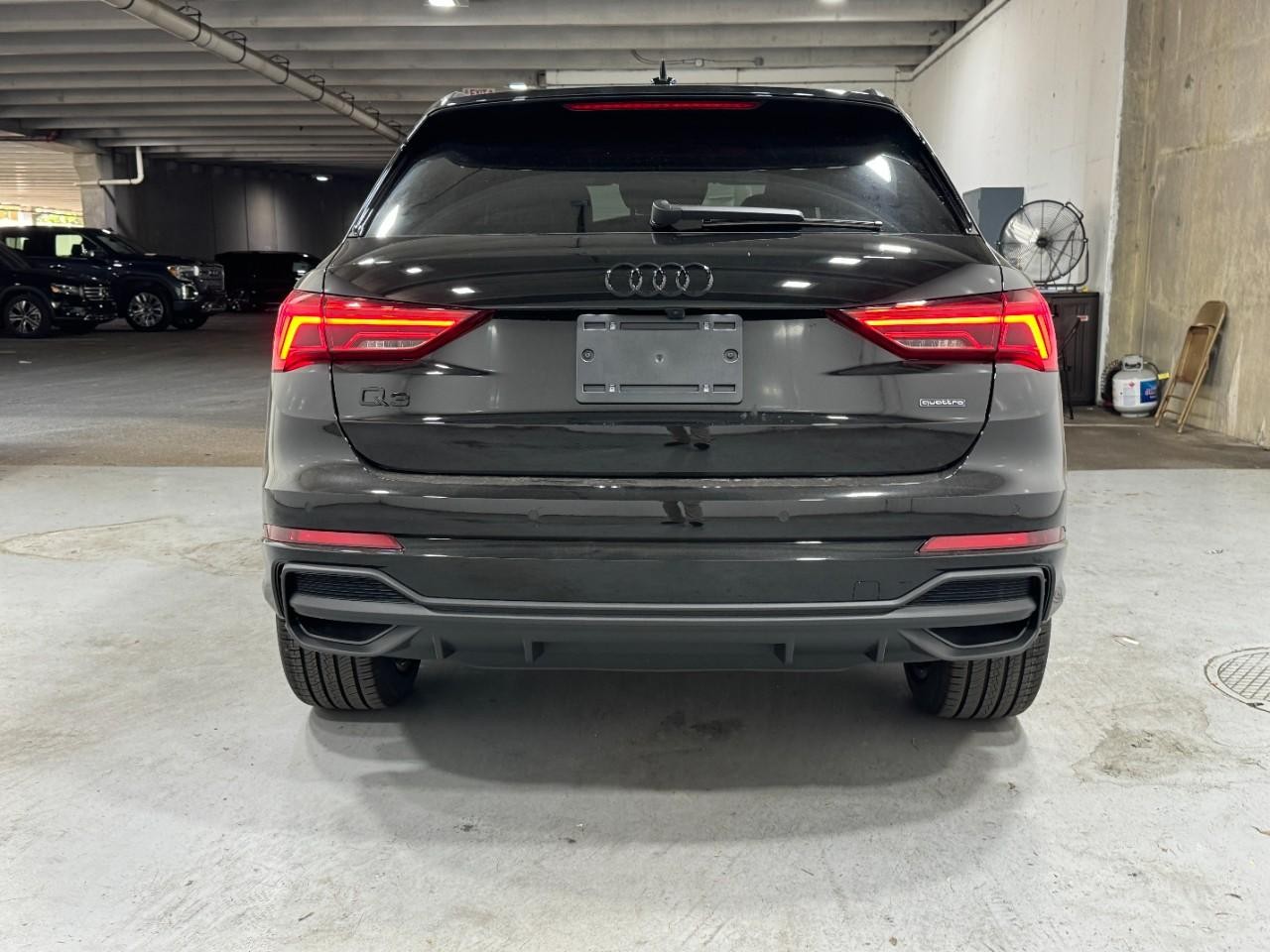 Audi Q3 Vehicle Full-screen Gallery Image 9