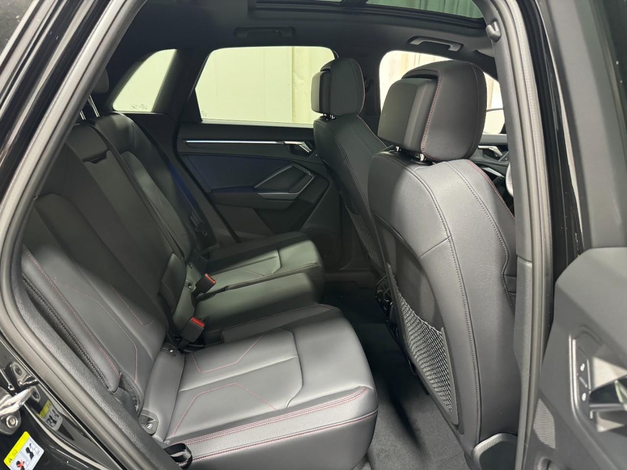 Audi Q3 Vehicle Full-screen Gallery Image 10