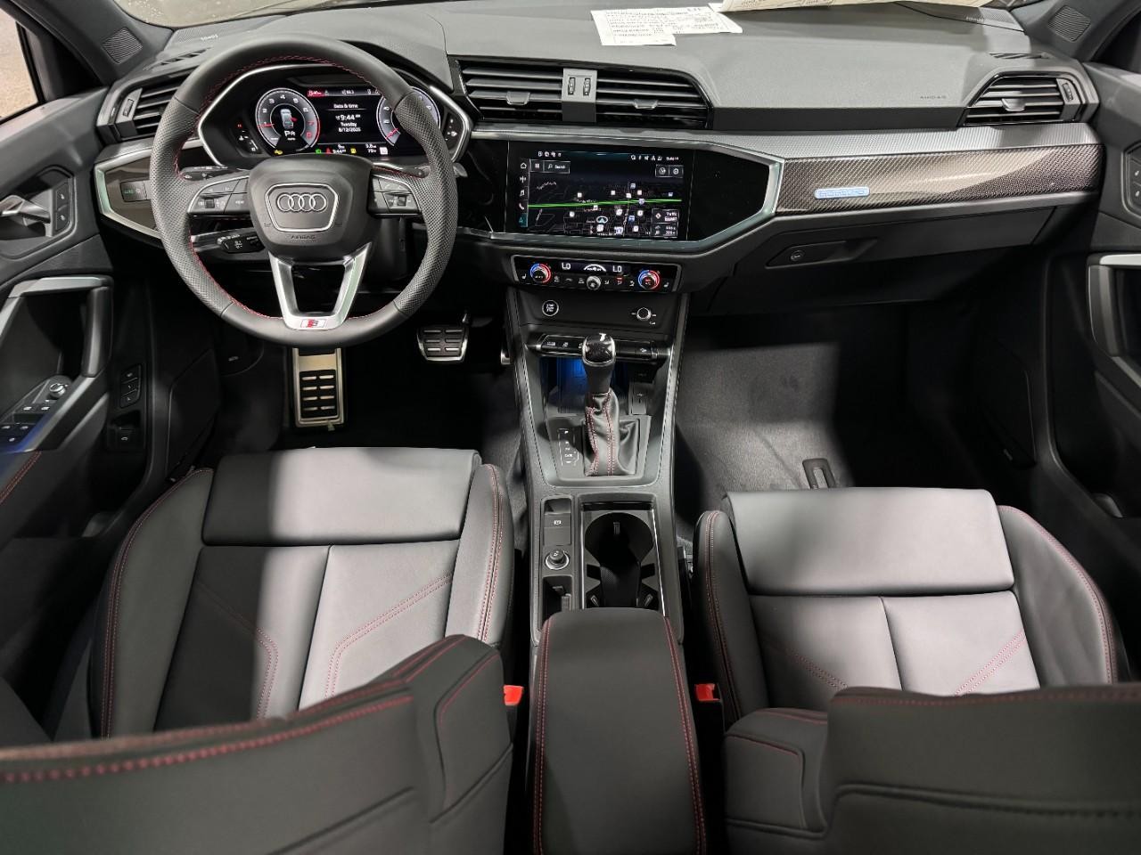 Audi Q3 Vehicle Full-screen Gallery Image 12