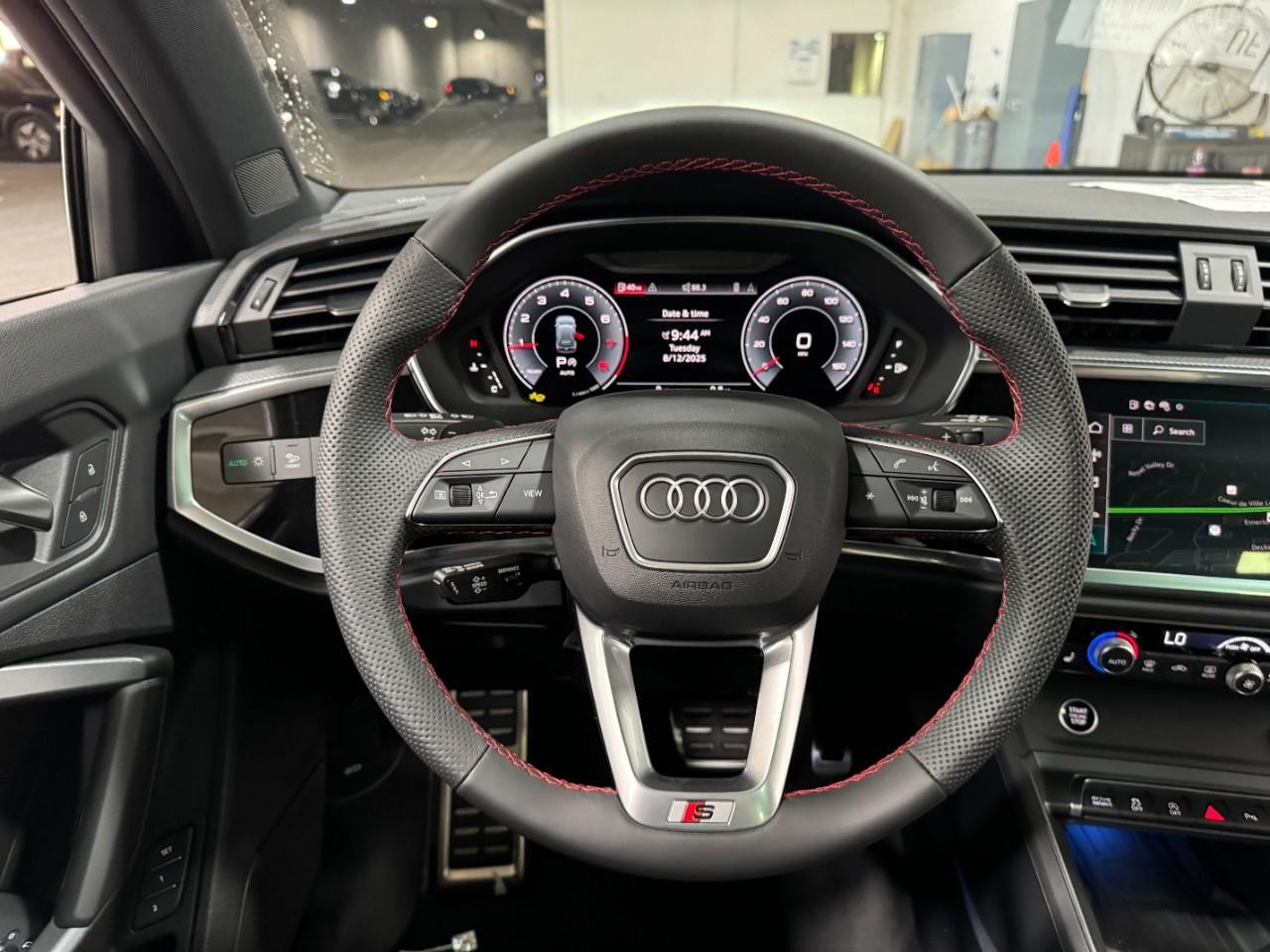 Audi Q3 Vehicle Full-screen Gallery Image 13