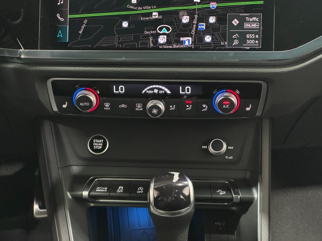 Audi Q3 Vehicle Full-screen Gallery Image 15