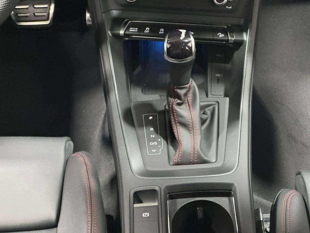 Audi Q3 Vehicle Full-screen Gallery Image 16