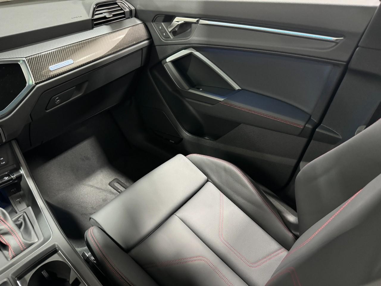 Audi Q3 Vehicle Full-screen Gallery Image 17