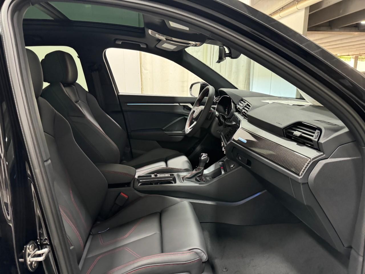 Audi Q3 Vehicle Full-screen Gallery Image 18