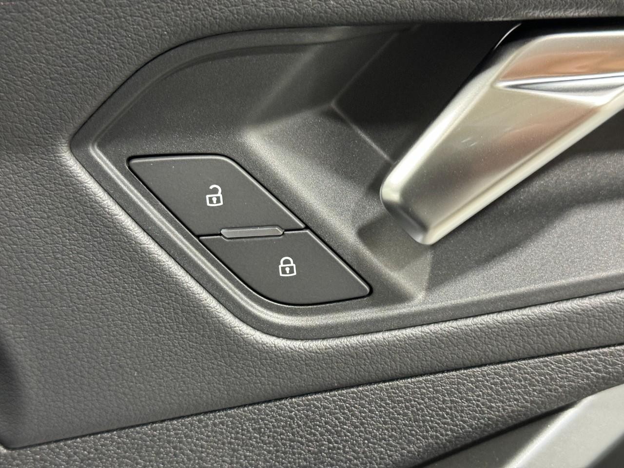 Audi Q3 Vehicle Full-screen Gallery Image 21