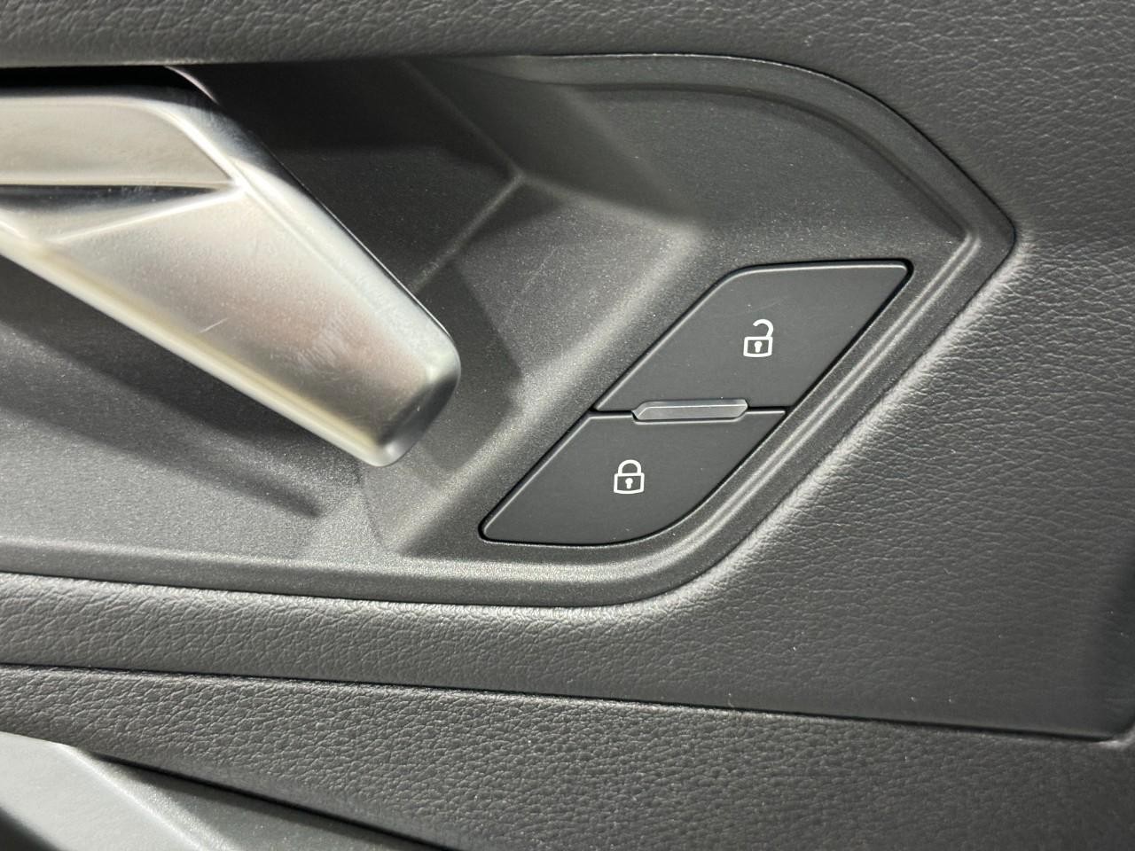 Audi Q3 Vehicle Full-screen Gallery Image 23