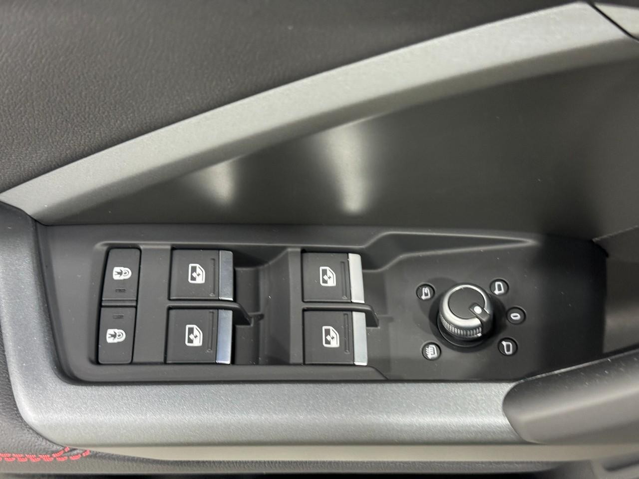 Audi Q3 Vehicle Full-screen Gallery Image 24