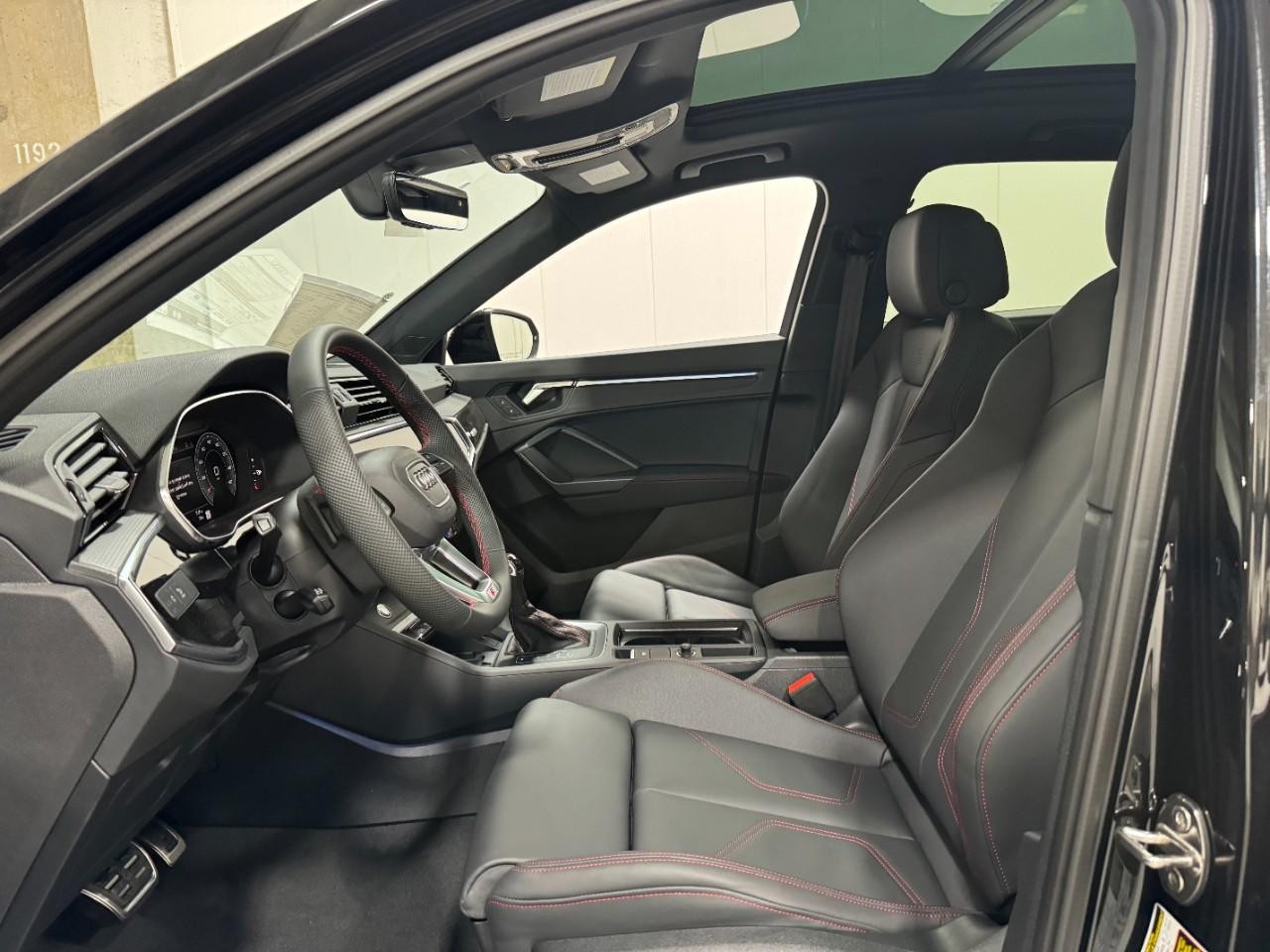 Audi Q3 Vehicle Full-screen Gallery Image 27