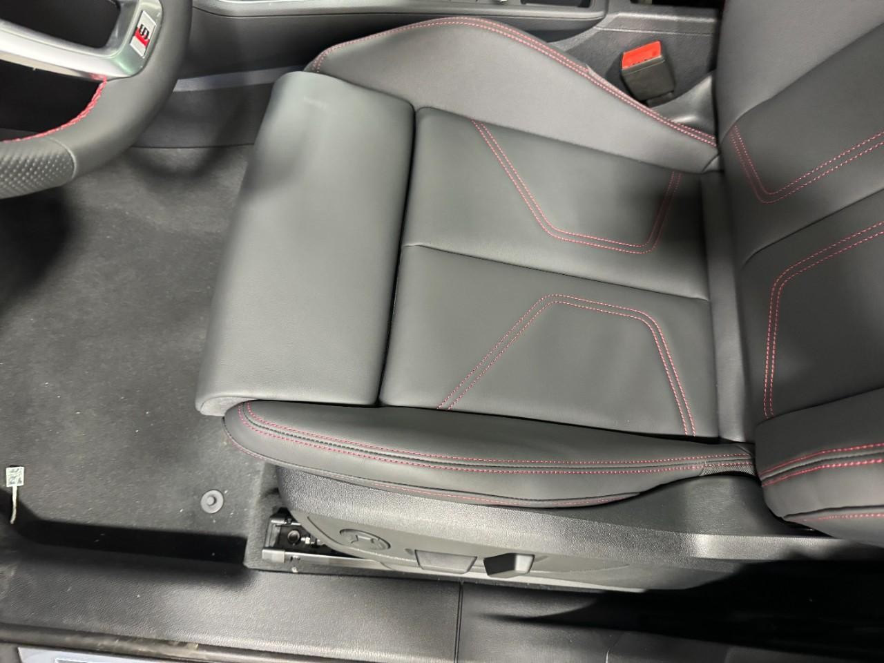 Audi Q3 Vehicle Full-screen Gallery Image 28