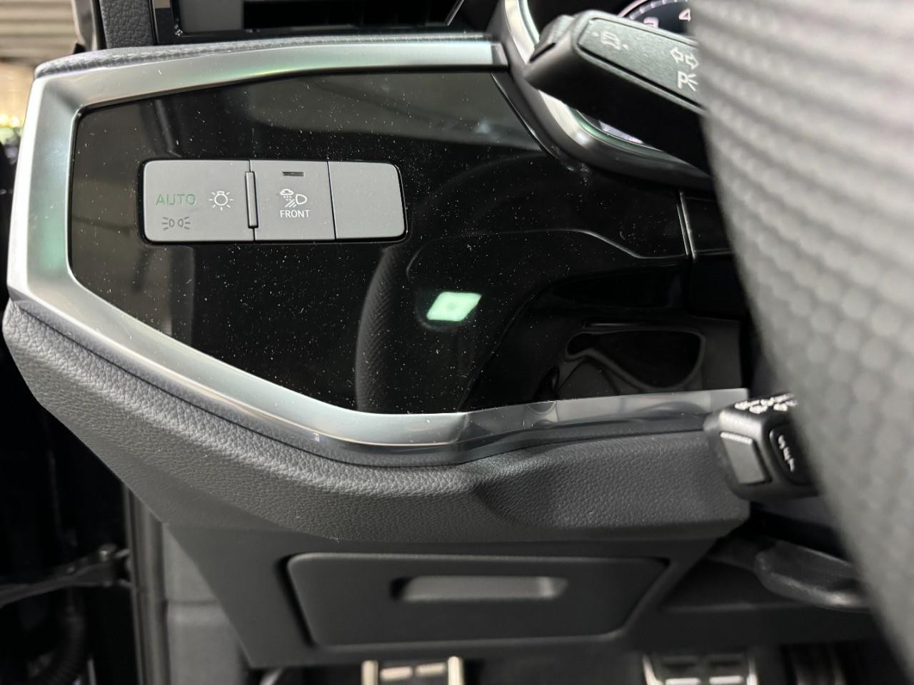 Audi Q3 Vehicle Full-screen Gallery Image 30