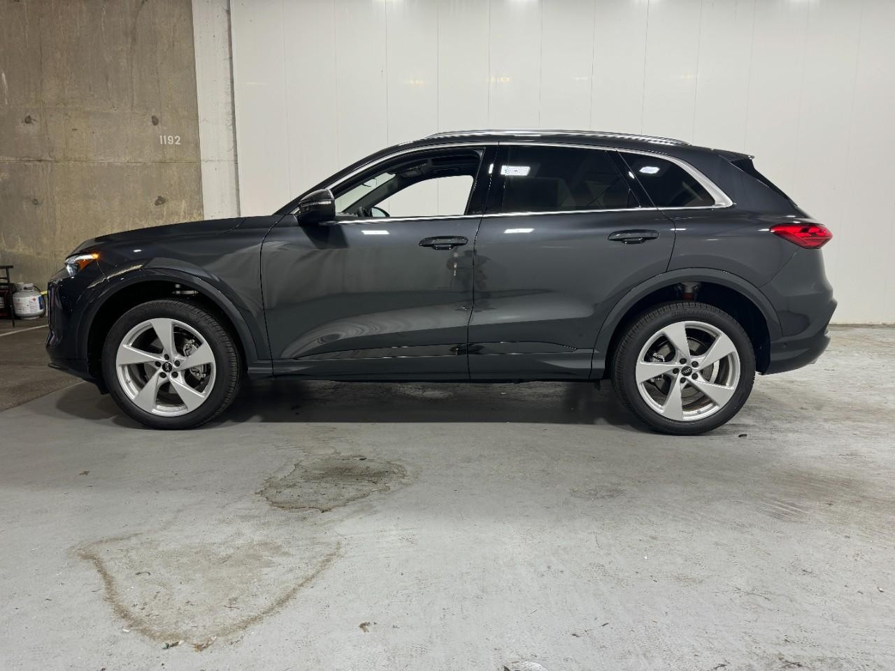 Audi Q5 Vehicle Full-screen Gallery Image 2
