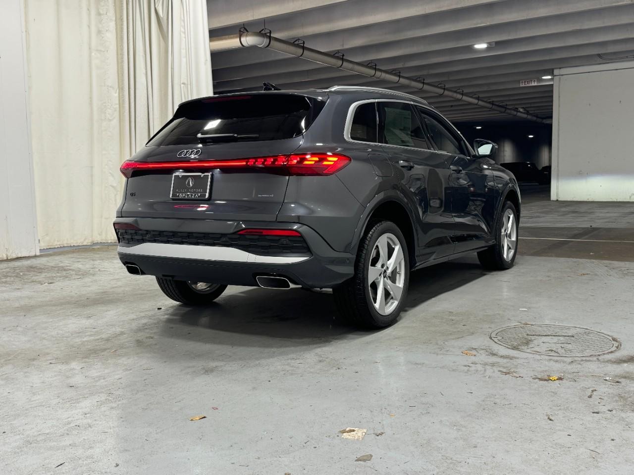 Audi Q5 Vehicle Full-screen Gallery Image 4