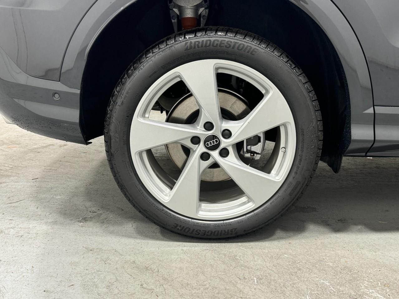 Audi Q5 Vehicle Full-screen Gallery Image 5