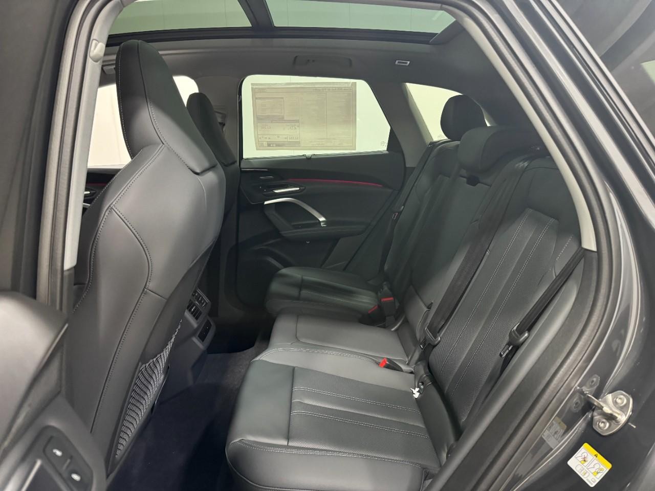 Audi Q5 Vehicle Full-screen Gallery Image 8