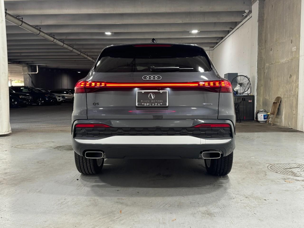 Audi Q5 Vehicle Full-screen Gallery Image 9
