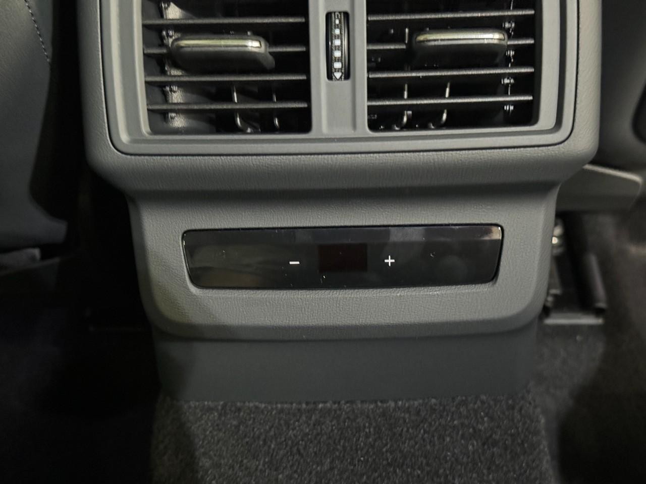 Audi Q5 Vehicle Full-screen Gallery Image 11