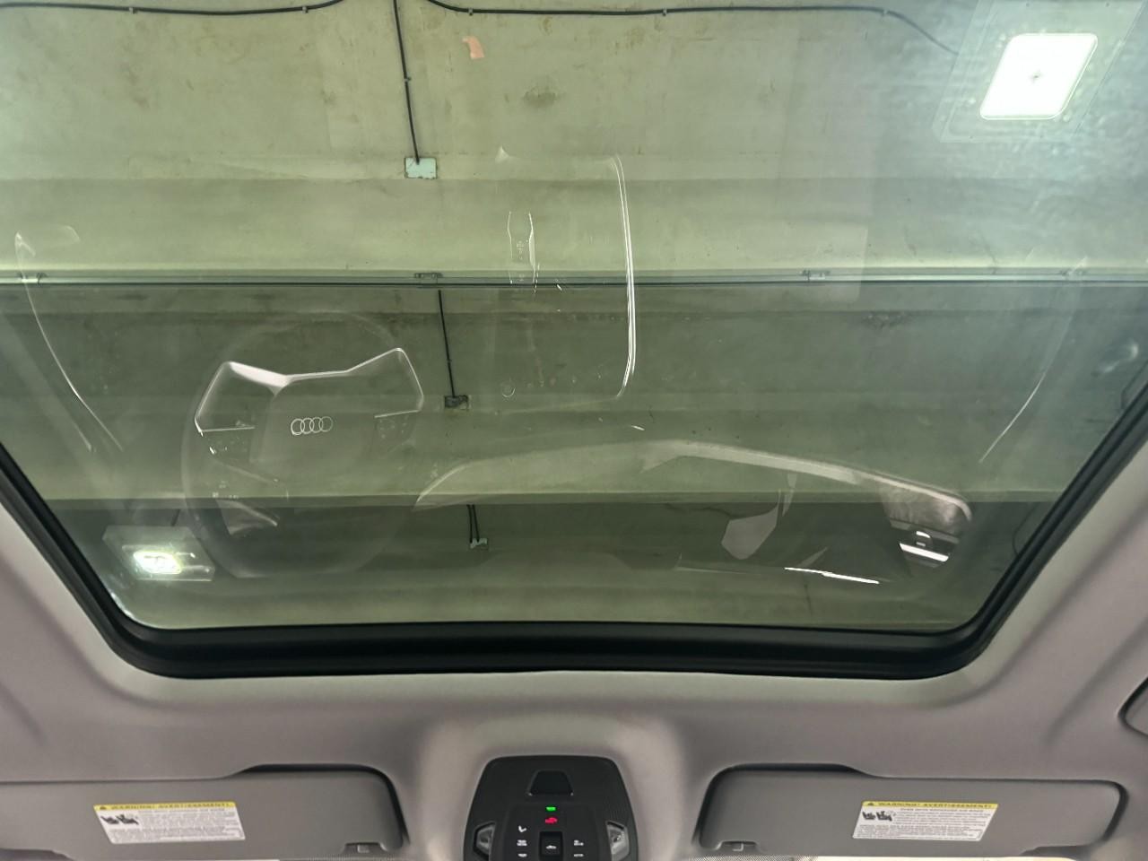 Audi Q5 Vehicle Full-screen Gallery Image 12