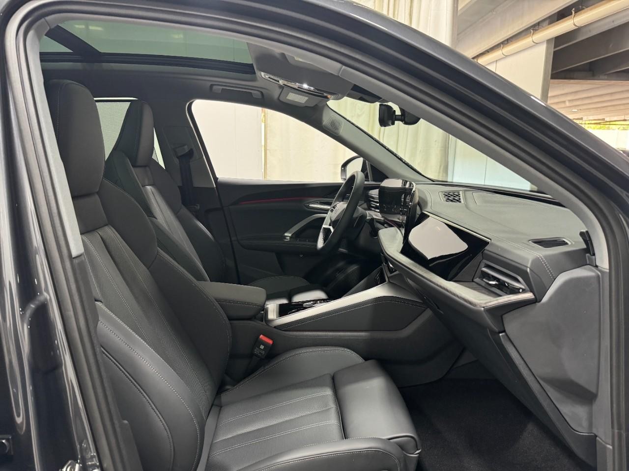 Audi Q5 Vehicle Full-screen Gallery Image 18