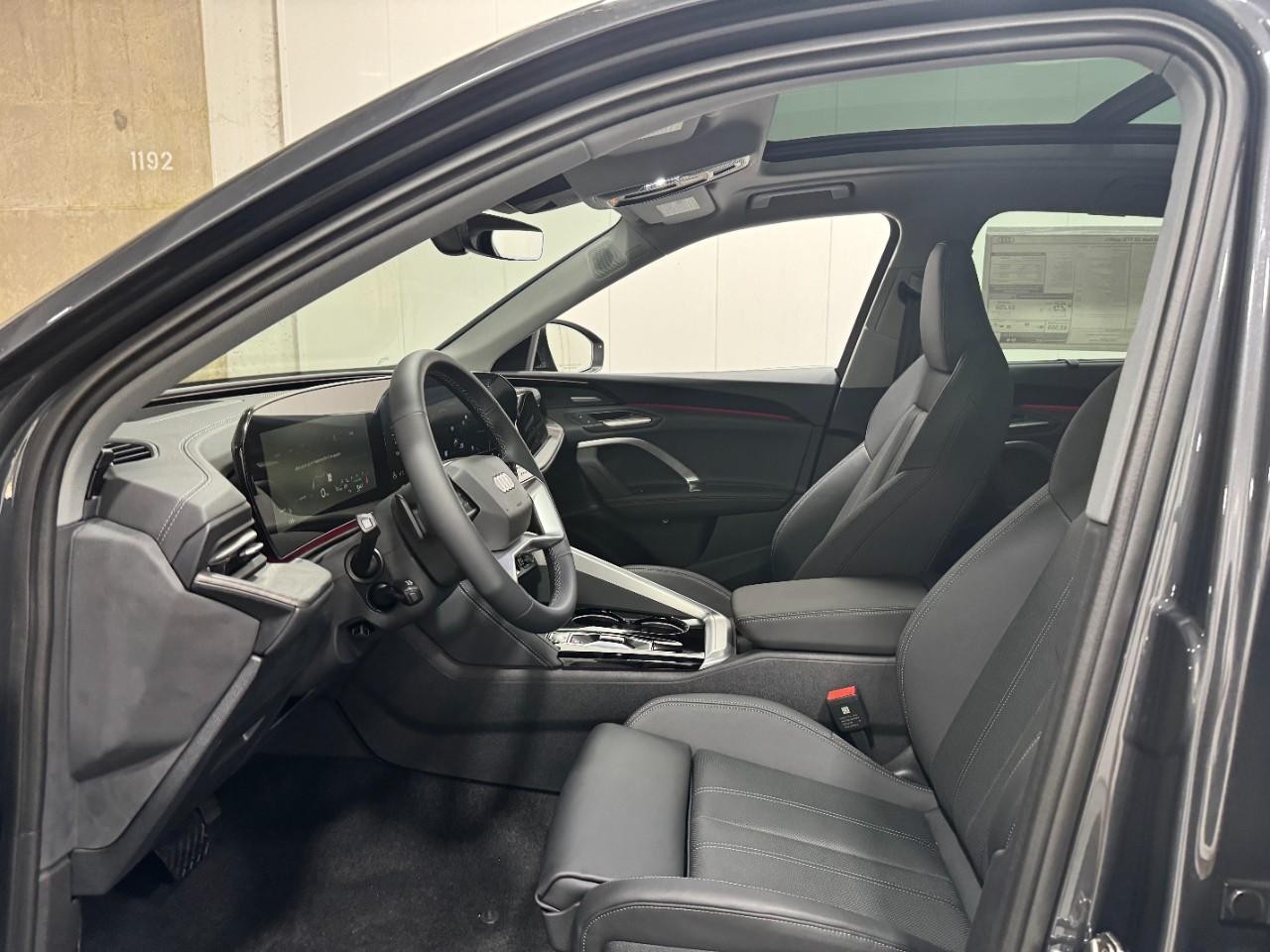 Audi Q5 Vehicle Full-screen Gallery Image 27