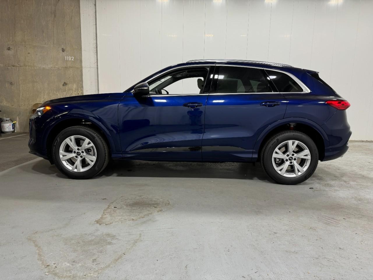 Audi Q5 Vehicle Full-screen Gallery Image 2