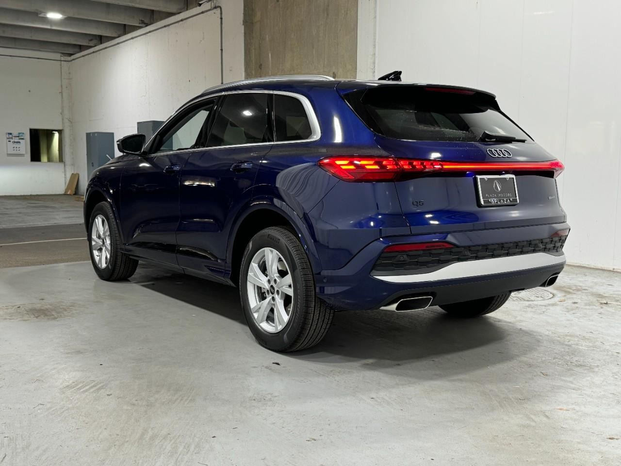 Audi Q5 Vehicle Full-screen Gallery Image 3