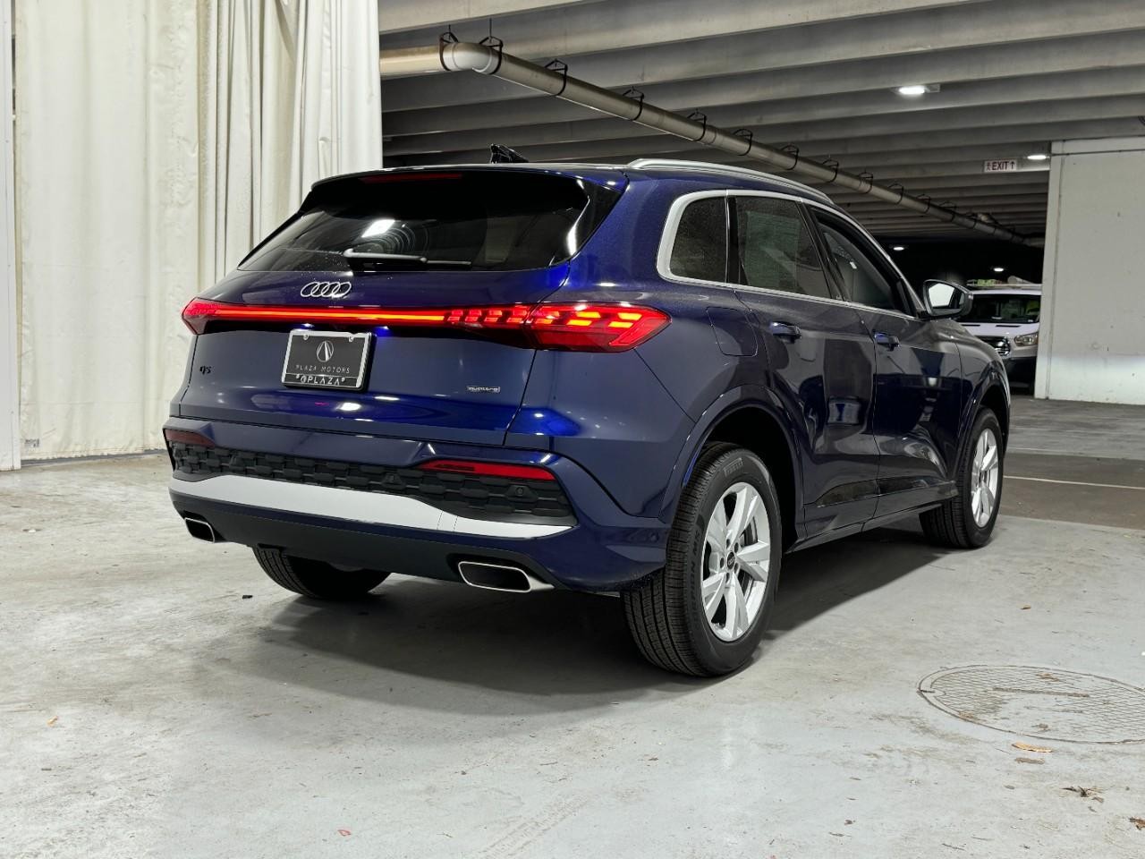 Audi Q5 Vehicle Full-screen Gallery Image 4