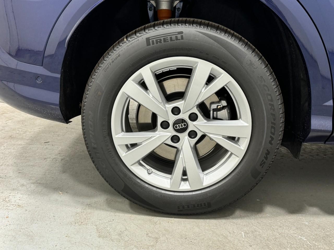 Audi Q5 Vehicle Full-screen Gallery Image 5