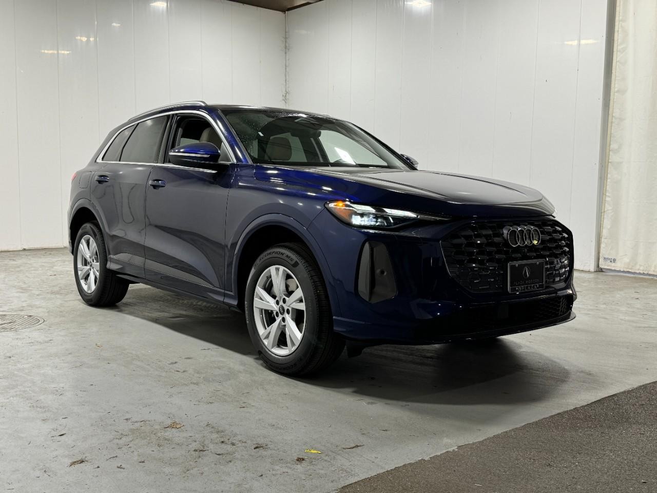 Audi Q5 Vehicle Full-screen Gallery Image 6