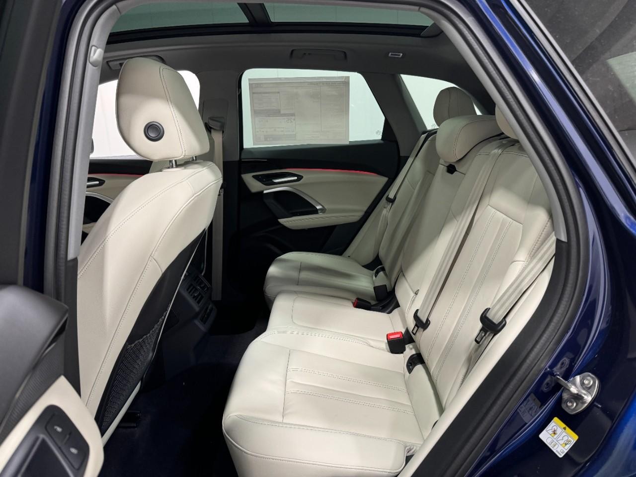 Audi Q5 Vehicle Full-screen Gallery Image 8