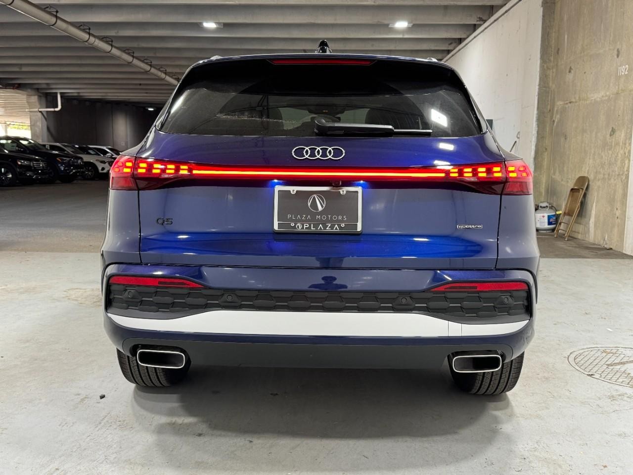 Audi Q5 Vehicle Full-screen Gallery Image 9