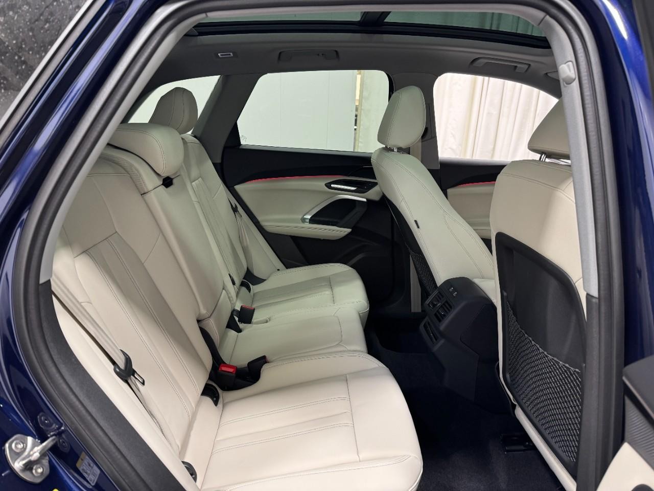 Audi Q5 Vehicle Full-screen Gallery Image 10