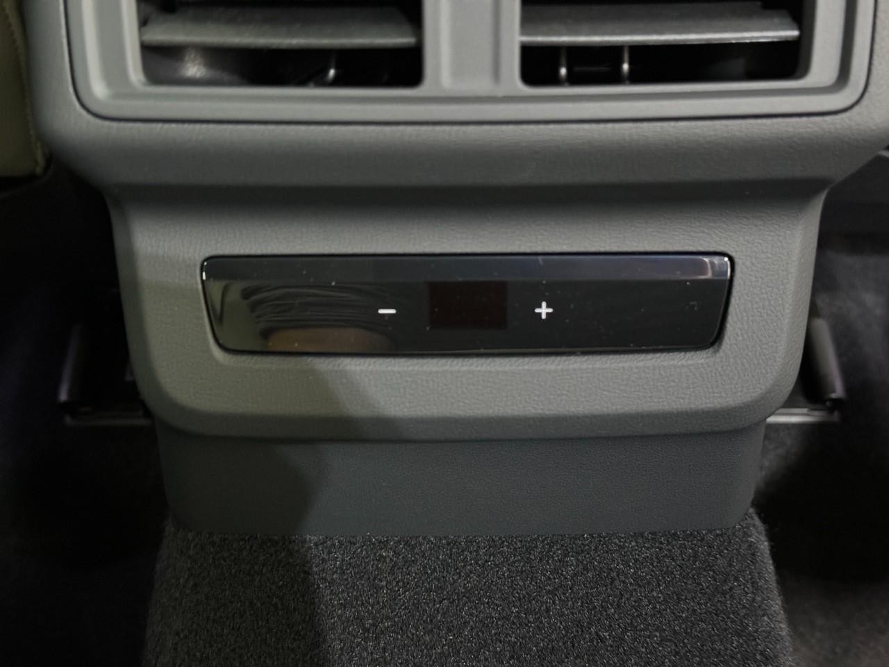 Audi Q5 Vehicle Full-screen Gallery Image 11