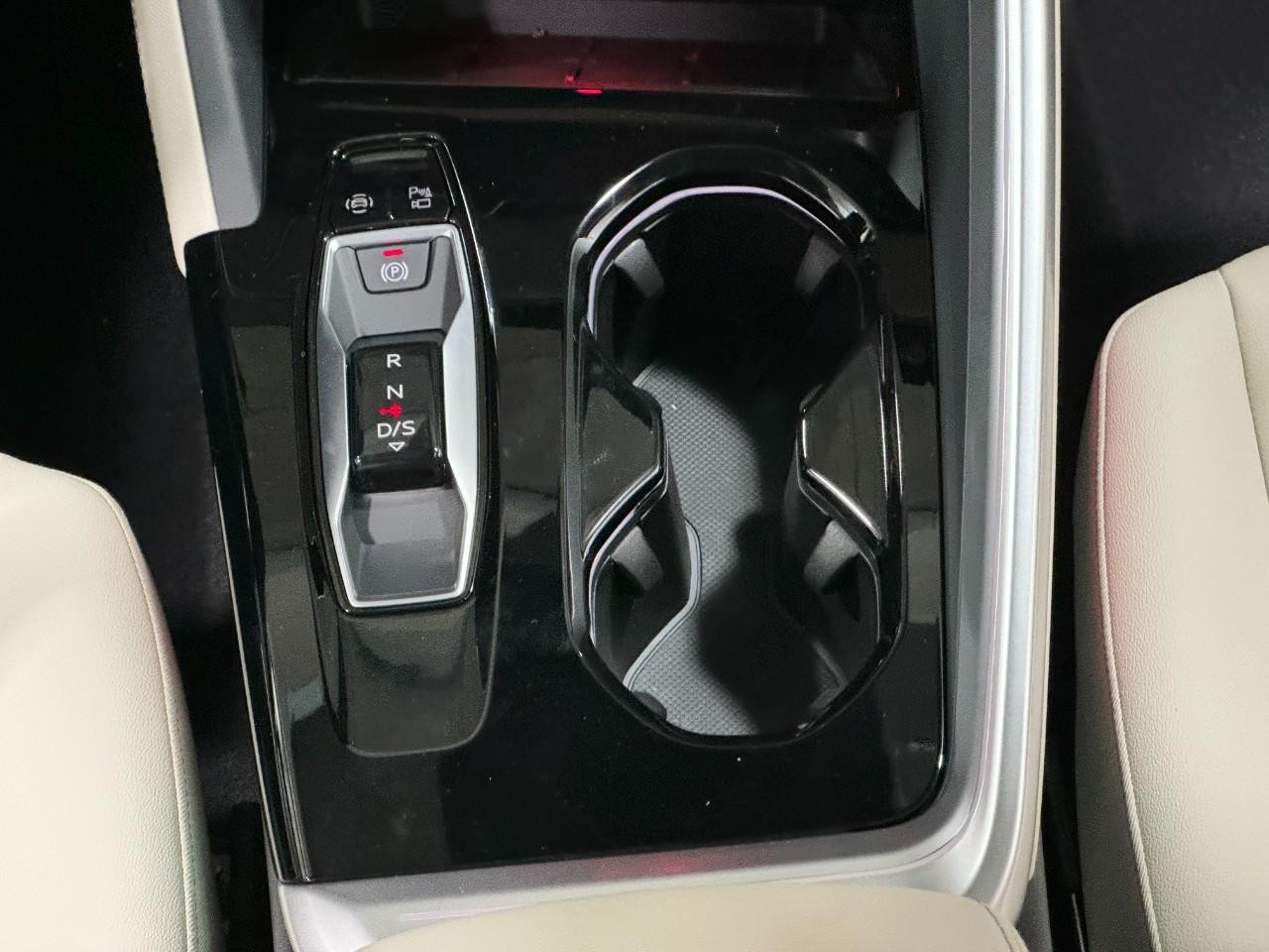 Audi Q5 Vehicle Full-screen Gallery Image 16